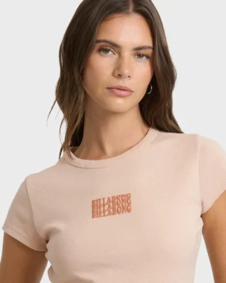 Dreifach gestapeltes Kurzarm-T-Shirt