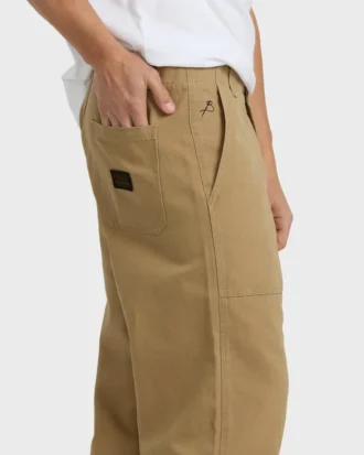 Hose mit gestempeltem Garagen-Patch