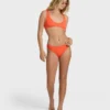 Sommer-Bikinioberteil mit tiefem U-Ausschnitt Sommer-Bikinioberteil mit tiefem U-Ausschnitt