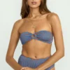 Sommerliches Rio-Bandeau-Bikinioberteil mit breiten Streifen Sommerliches Rio-Bandeau-Bikinioberteil mit breiten Streifen