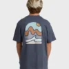 Sun Down Adventure Division Premium-T-Shirt mit kurzen Ärmeln Sun Down Adventure Division Premium-T-Shirt mit kurzen Ärmeln