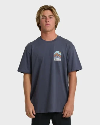Sun Down Adventure Division Premium-T-Shirt mit kurzen Ärmeln