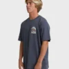 Sun Down Adventure Division Premium-T-Shirt mit kurzen Ärmeln Sun Down Adventure Division Premium-T-Shirt mit kurzen Ärmeln