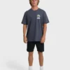 Sun Down Adventure Division Premium-T-Shirt mit kurzen Ärmeln Sun Down Adventure Division Premium-T-Shirt mit kurzen Ärmeln