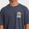 Sun Down Adventure Division Premium-T-Shirt mit kurzen Ärmeln Sun Down Adventure Division Premium-T-Shirt mit kurzen Ärmeln