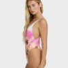 Sunny Shore Badeanzug mit tiefem V-Ausschnitt Sunny Shore Badeanzug mit tiefem V-Ausschnitt