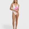 Sunny Shore Badeanzug mit tiefem V-Ausschnitt Sunny Shore Badeanzug mit tiefem V-Ausschnitt
