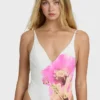 Sunny Shore Badeanzug mit tiefem V-Ausschnitt Sunny Shore Badeanzug mit tiefem V-Ausschnitt