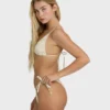 Twisted Tides Dippi-Bikinihose mit seitlichen Bändern Twisted Tides Dippi-Bikinihose mit seitlichen Bändern